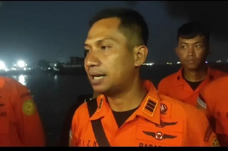 Seluruh penumpang KMP Batumandi berhasil dievakuasi di Merak. Basarnas menyebut titik api masih menyala dan pemadaman terus dilakukan.