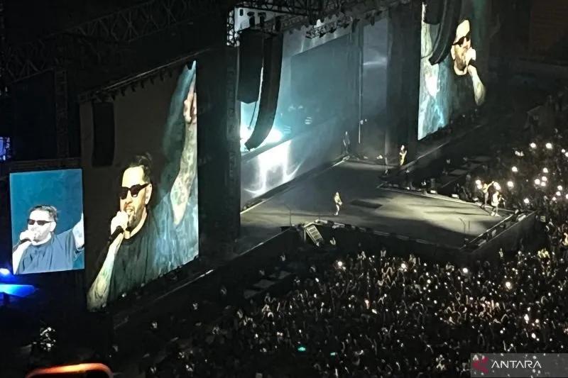 Avenged Sevenfold mengguncang JIS dengan lagu hits dan mengungkapkan keinginan manggung di lebih banyak kota di Indonesia.