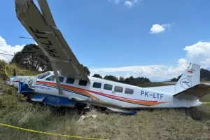 Pesawat Asian One Keluar Landasan di Papua, 10 Orang Selamat