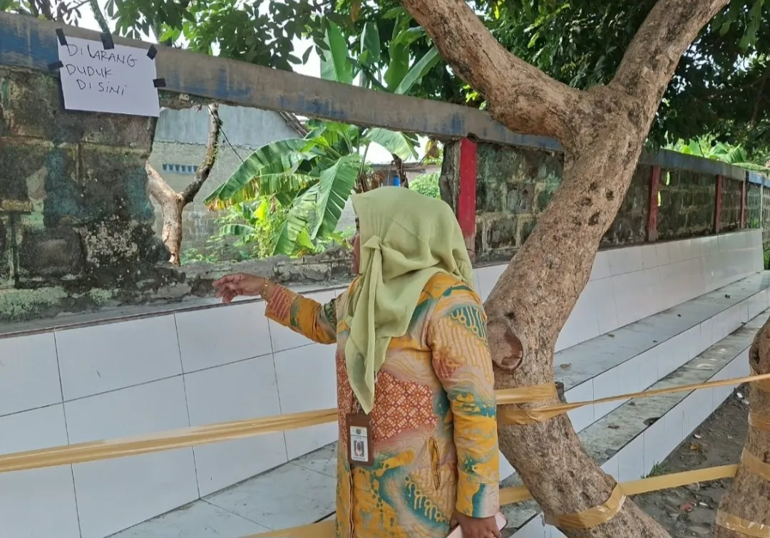 Tembok sekolah yang ambruk