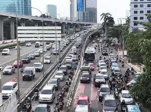Truk Tabrak MCB di Cawang, Belasan Rute Transjakarta Terlambat Senin Pagi