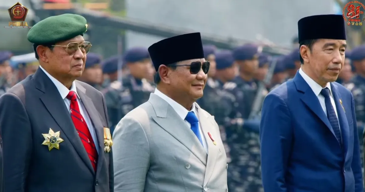 Presiden Prabowo Subianto diapit Susilo Bambang Yudhoyono (kiri) dan Joko Widodo 