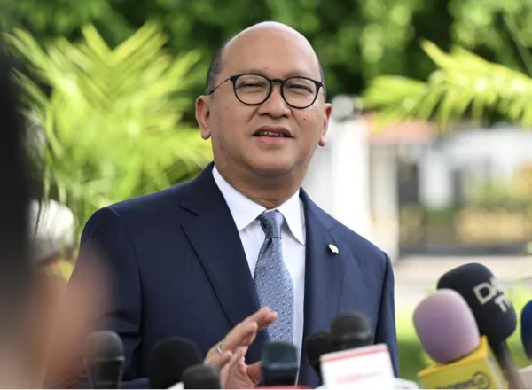Menko Bahlil dan CEO Danantara Rosan Roeslani Dipanggil Presiden, Bahas Kelangkaan BBM?