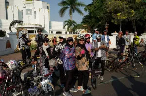 Jelajah Batik Nusantara 3.0: Pesepeda Cirebon Kampanyekan Kepedulian Karhutla Melalui Batik Day Ride