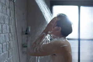 Jangan Salah! Ini Aturan Mandi yang Benar Agar Kulit Sehat dan Tak Kering