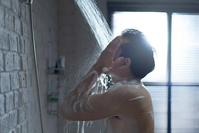 Jangan Salah! Ini Aturan Mandi yang Benar Agar Kulit Sehat dan Tak Kering