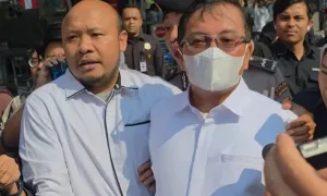 Diperiksa Intensif Usai OTT, Sestama BNPB Rustian Bebas Penahanan dan Langsung Naik Taksi