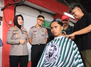 Bikin Kaget! Polres Metro Bekasi Kota Tiba-Tiba Latih Puluhan Anggota Ormas Potong Rambut, Ada Apa?
