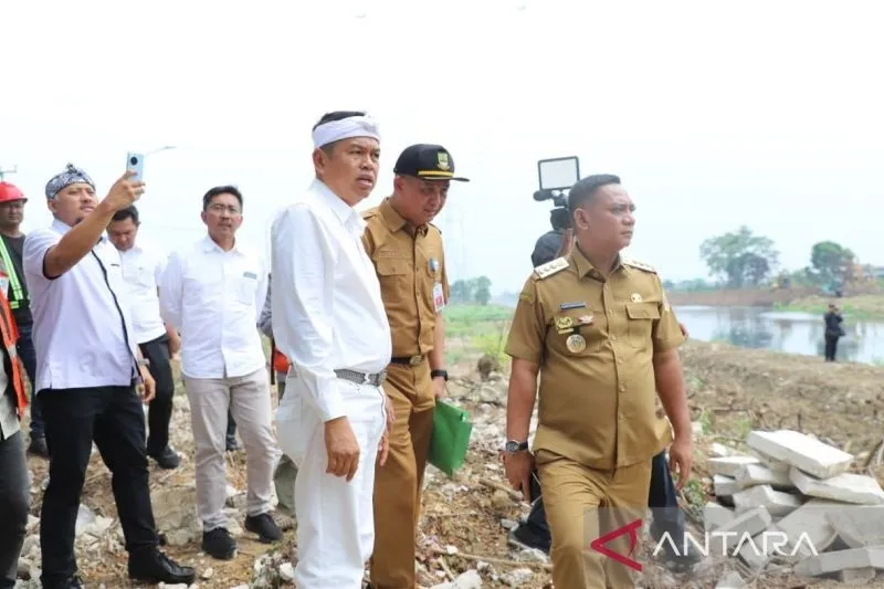 Dedi Mulyadi menargetkan normalisasi Kali CBL rampung 2026. Pemprov Jabar dan Pemkab Bekasi juga menyiapkan penanganan Kali Mati.