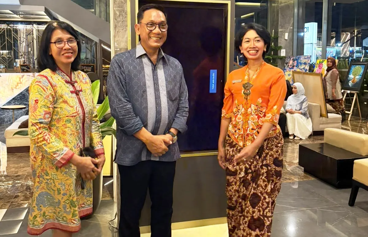 (Ki-Ka) Kepala Dinas Kebudayaan Kota Yogyakarta, Yeti, Wakil Wali Kota Yogyakarta, Wawan Harmawan dan General Manager 1O1 STYLE Yogyakarta Malioboro, AR Atik Damarjati  usai membuka  Art Exhibition “Wahyu Tumurun”.