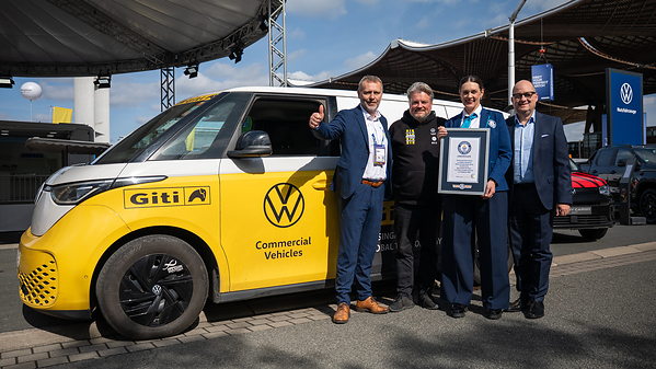 Petr Cajka, Sales & Marketing Director Europe, Giti Tire; Rainer Zietlow; Lena Kuhlmann, Official Adjudicator, Guinness World Records; Lars Krause, Head of Sales & Marketing, VWCV. Petr Cajka, Sales & Marketing Director Europe, Giti Tire; Rainer Zietlow; Lena Kuhlmann, Official Adjudicator, Guinness World Records; Lars Krause, Head of Sales & Marketing, VWCV.