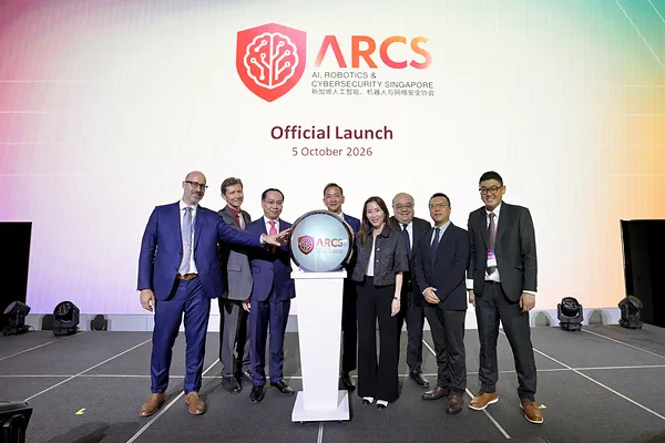 Co-Chairman, ARC Singapore, Chia Hock Lai, dan Ivan Khua bersama anggota Executive Committee meresmikan asosiasi industri tersebut dalam VXA Preview. Co-Chairman, ARC Singapore, Chia Hock Lai, dan Ivan Khua bersama anggota Executive Committee meresmikan asosiasi industri tersebut dalam VXA Preview.