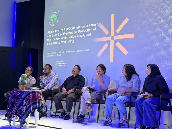 RSPO Assurance Director Aryo Gustomo (second from left), highlighting the role of robust RSPO Standards in addressing fire risks.