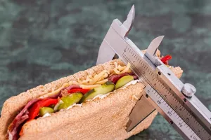 Termasuk Kebiasaan Makan Saat Nonton TV, 5 Gaya Hidup yang Menyebabkan Berat Badan Naik