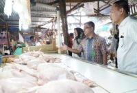 Deputi Ketersediaan dan Stabilisasi Pangan NFA I Gusti Ketut Astawa melakukan kunjungan ke pasar. (Dok. Tim Komunikasi Bapanas)


