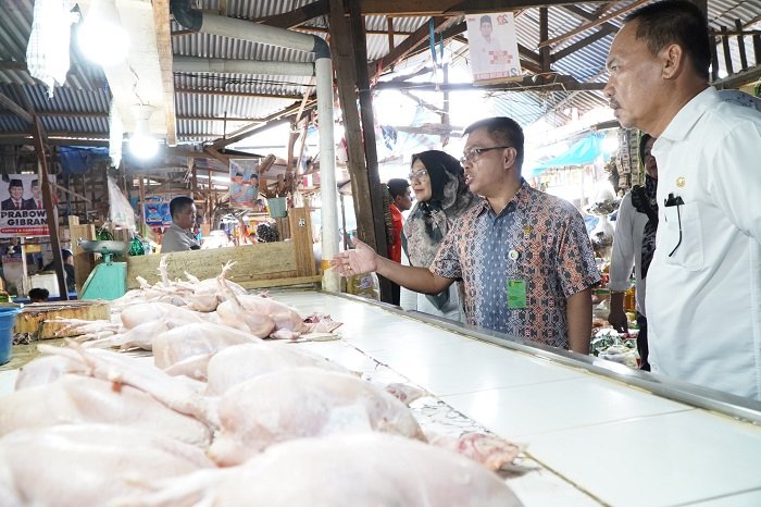 Deputi Ketersediaan dan Stabilisasi Pangan NFA I Gusti Ketut Astawa melakukan kunjungan ke pasar. (Dok. Tim Komunikasi Bapanas)

