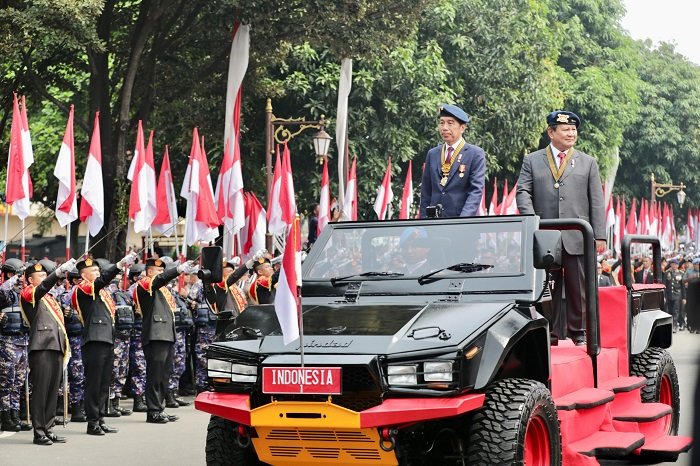 Presiden RI Jokowi dengan Presiden terpilih Prabowo Subianto kompak bersandingan menghadiri acara Apel Pengamanan Pelantikan di Mako Brimob Kelapa Dua Wetan, Depok, Jawa Barat. (Dok. Tim Media Prabowo Subianto)