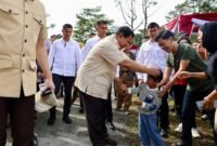 Presiden RI Prabowo Subianto Bercengkrama dengan Warga saat melakukan pencoblosan untuk Pilkada 2024 di Bojong Koneng. (Dok. Tim Media Prabowo)