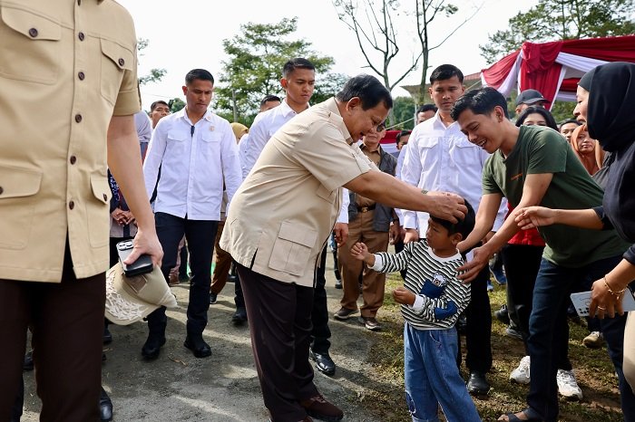 Presiden RI Prabowo Subianto Bercengkrama dengan Warga saat melakukan pencoblosan untuk Pilkada 2024 di Bojong Koneng. (Dok. Tim Media Prabowo)