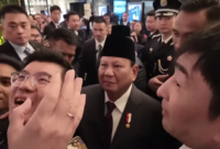 Para mahasiswa Indonesia yang kuliah di Beijing antusias menyambut kedatangan Presiden RI Prabowo Subianto. (Dok. Tangkapan Layar Youtube Rudy Chen)

