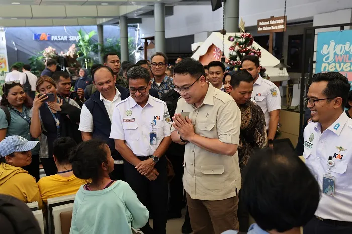 Warga Ramai Ingin Foto Bersama, Wamenkomdigi Angga Raka Prabowo Kunjungi Stasiun Senen