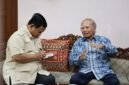 Presiden RI Prabowo Subianto saat mengunjungi mantan Menteri Negara Pengawasan Pembangunan dan Lingkungan Hidup (PPLH) Emil Salim. (Dok. Tim Media Prabowo)

