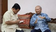 Presiden RI Prabowo Subianto saat mengunjungi mantan Menteri Negara Pengawasan Pembangunan dan Lingkungan Hidup (PPLH) Emil Salim. (Dok. Tim Media Prabowo)

