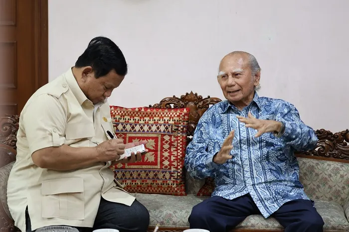 Momen Penuh Hormat Presiden Prabowo Subianto ke Emil Salim: Minta Maaf Saya Baru Datang Sekarang