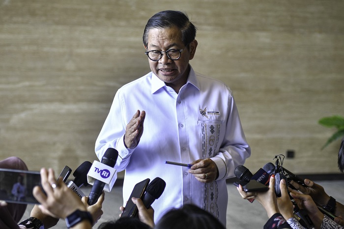 Pramono Anung di Balai Kota Jakarta menjabarkan rincian kerugian transportasi. (Instagram.com @pramonoanungw)