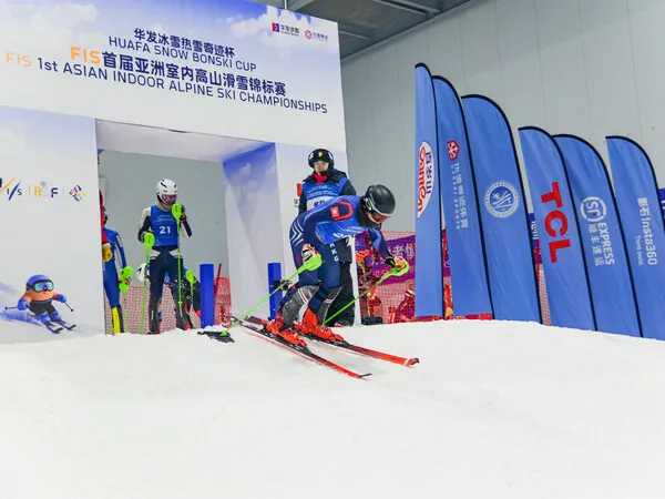 Kompetisi Ski Alpen Dalam Ruang Pertama di Tiongkok yang Diakui FIS Berlangsung di Shenzhen, Momen Kebangkitan Olahraga Musim Dingin di Tiongkok Selatan