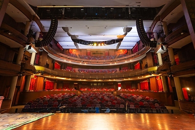 TEATER BESAR TAMAN ISMAIL MARZUKI SEDERHANAKAN ALUR KERJA WIRELESS DENGAN SENNHEISER SPECTERA